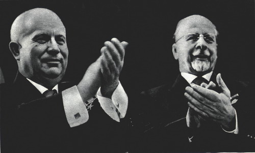 Первый секретарь ЦК КПСС Н. С. Хрущев и первый секретарь ЦК СЕПГ В. Ульбрихт в президиуме съезда.