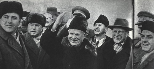  У границы с Западным Берлином. Н. С. Хрущев отвечает на приветствия жителей Западного Берлина.
