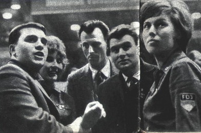 Делегаты съезда токарь Ф. Грайе, фрезеровщица Д. Шуман, электрик Г. Генч, строитель К. Полярт, швея И. Пола. Такие люди, как эти, определяют судьбы первого в истории Германии социалистического государства. Делегаты съезда токарь Ф. Грайе, фрезеровщица Д. Шуман, электрик Г. Генч, строитель К. Полярт, швея И. Пола. Такие люди, как эти, определяют судьбы первого в истории Германии социалистического государства.