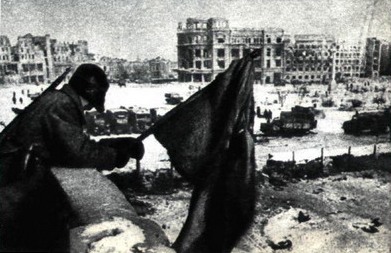 Город очищен от фашистской нечисти. Знамя победы взмыло над площадью Павших борцов