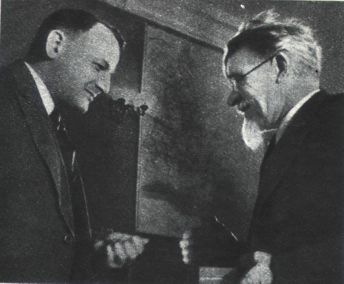 Л. И. Калинин вручает В.  И. Межлауку орден Ленина. 1936 год. Публикуется впервые.